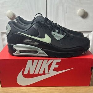 BRAND NEW-NEVER WORN Nike Air Max 90 GTX Black and Gray Sneakers, Men’s size 11